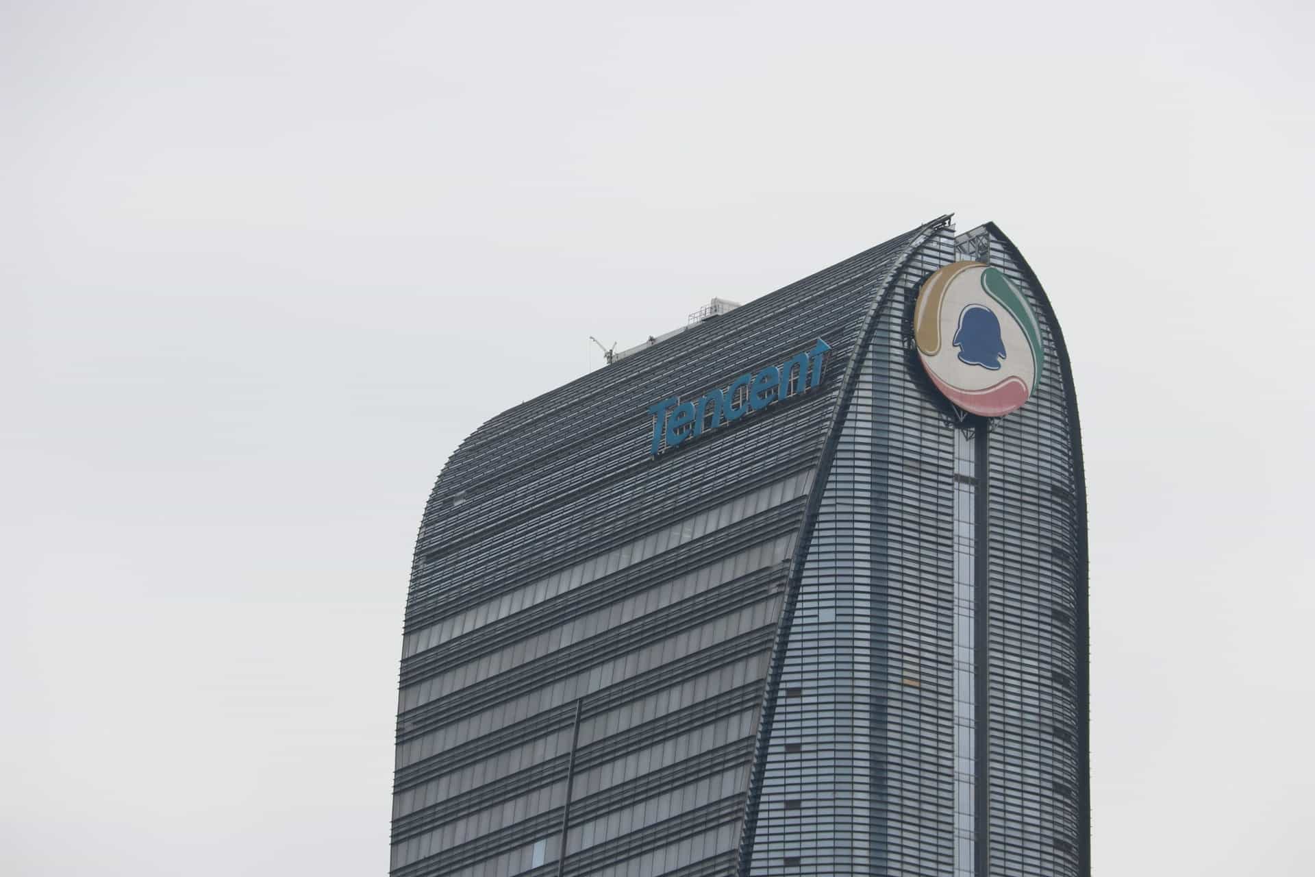Un immeuble de bureau avec l'enseigne de Tencent