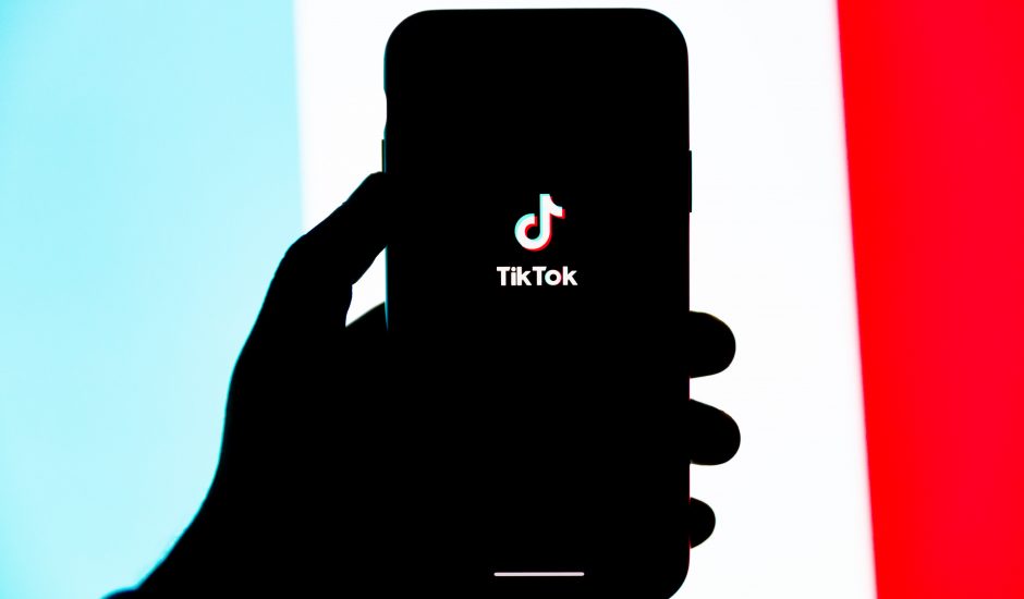 Application TikTok sur smartphone.