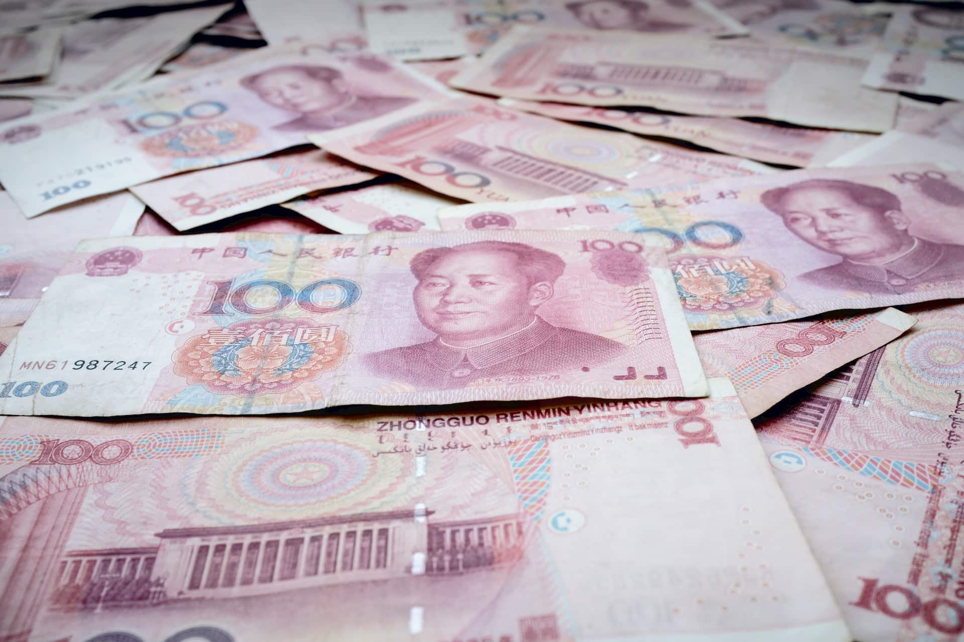 plusieurs billets de yuan, la devise chinoise.
