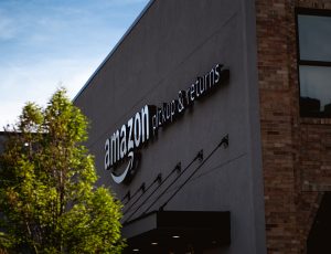 Le logo d'Amazon sur un entrepôt.