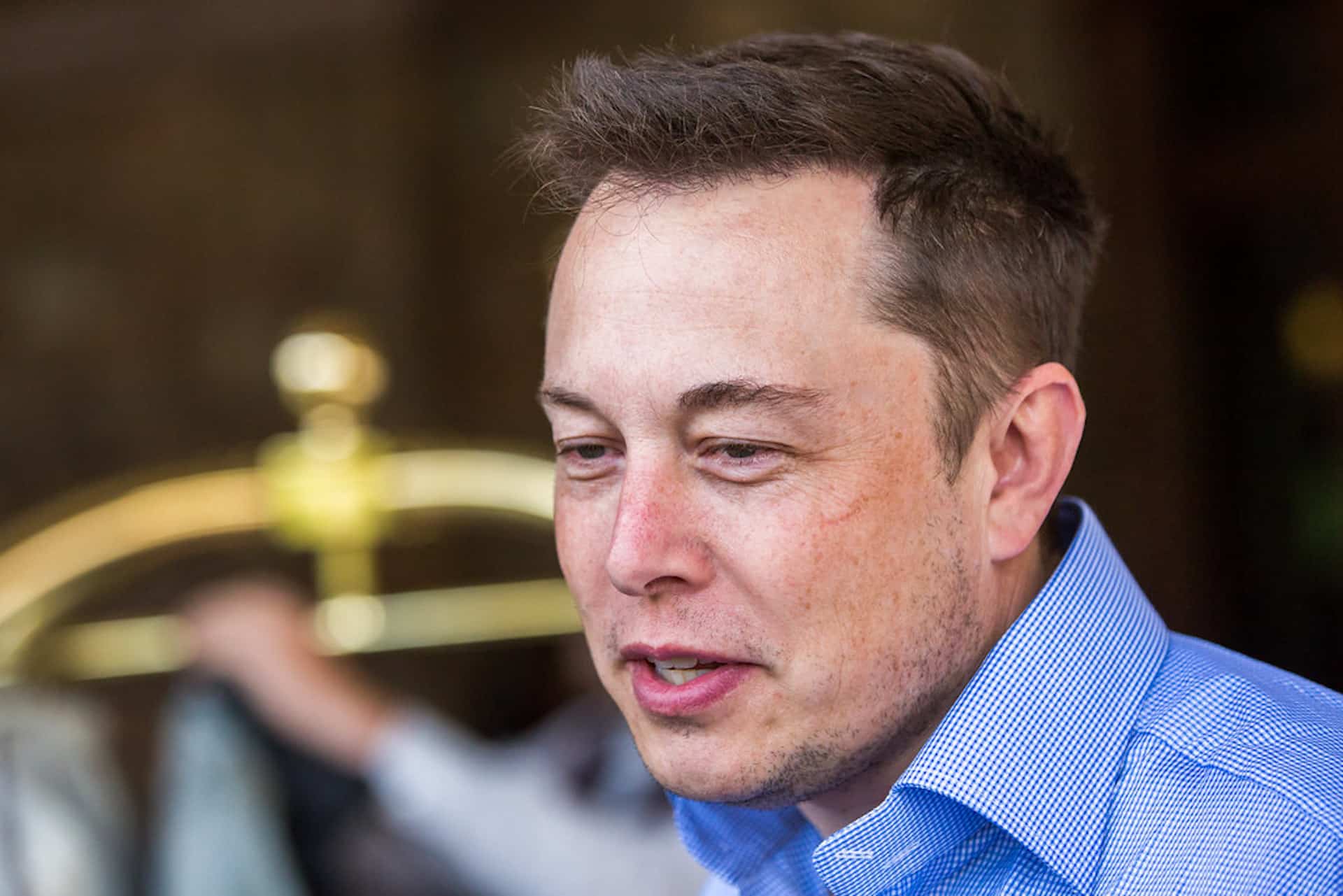 Elon Musk pdg de Tesla portant une chemise bleue