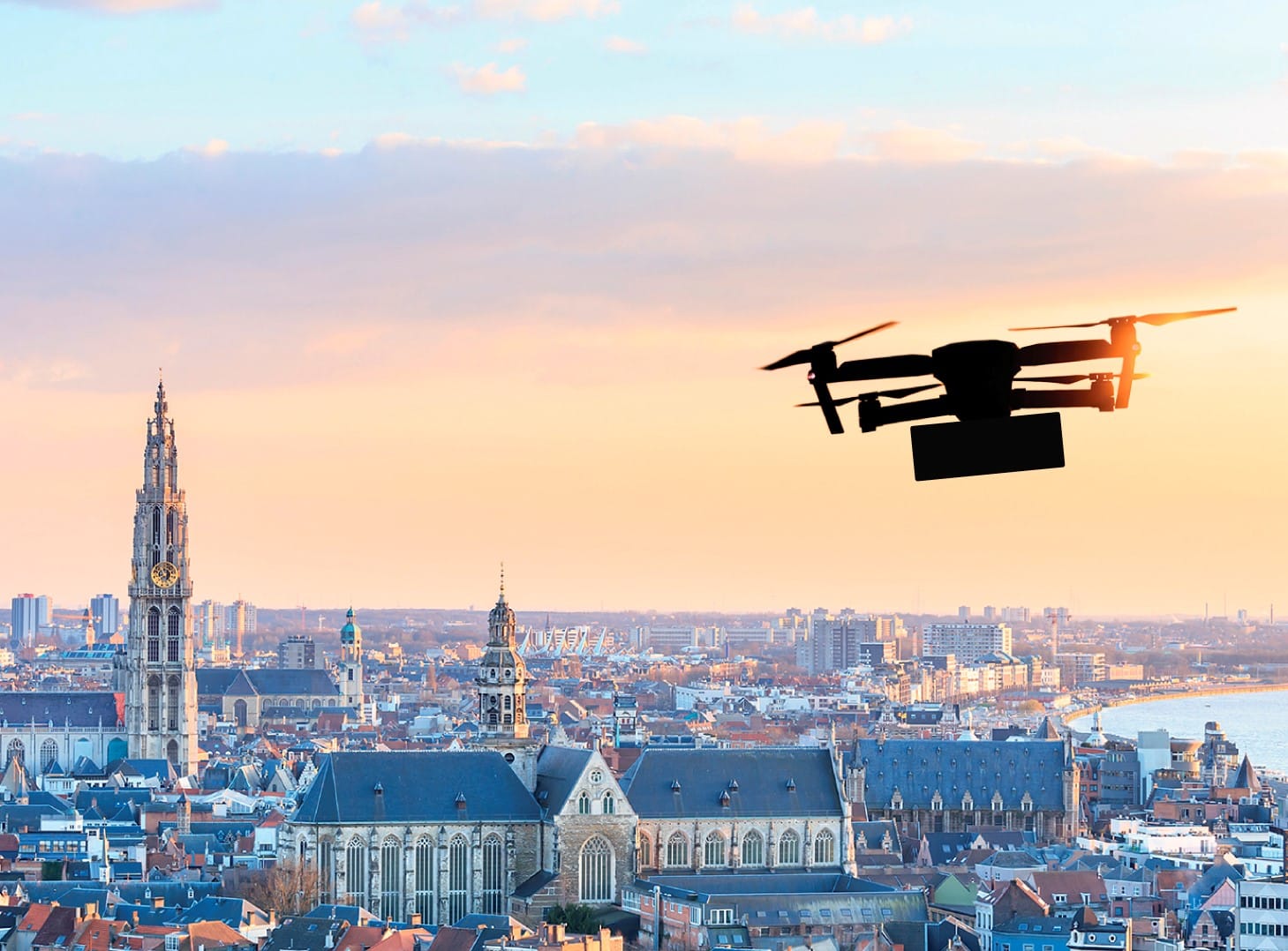 Un drone vole au-dessus d'une ville.