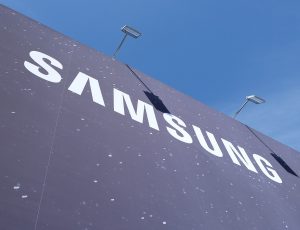 Le logo de Samsung sur un entrepôt.