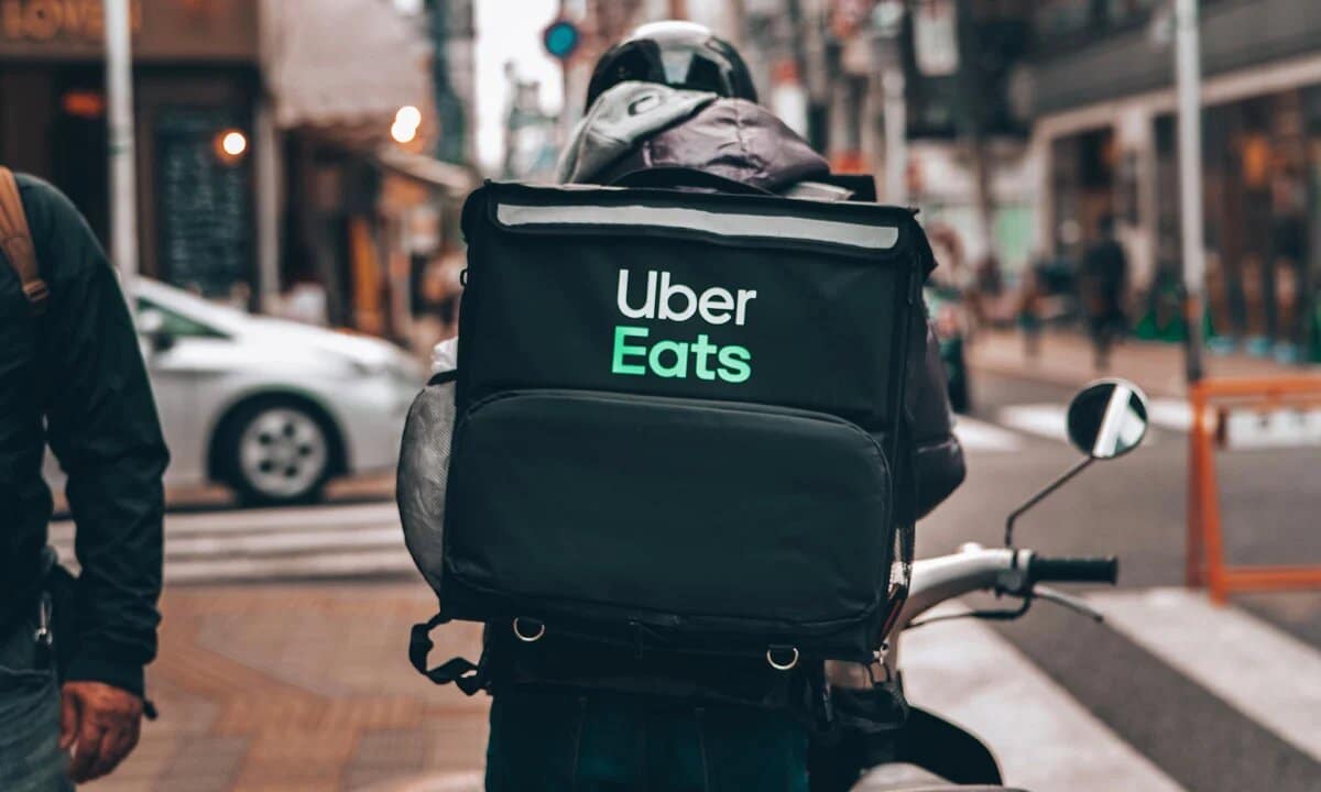 Livreur Uber Eats à vélo.
