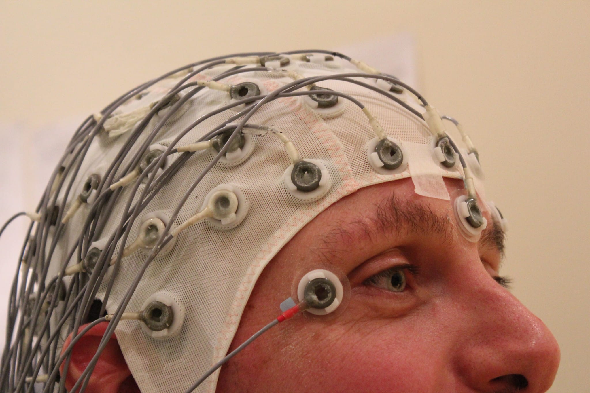 Un homme testant l'électroencéphalographie