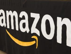 Logo d'Amazon sur fond noir.