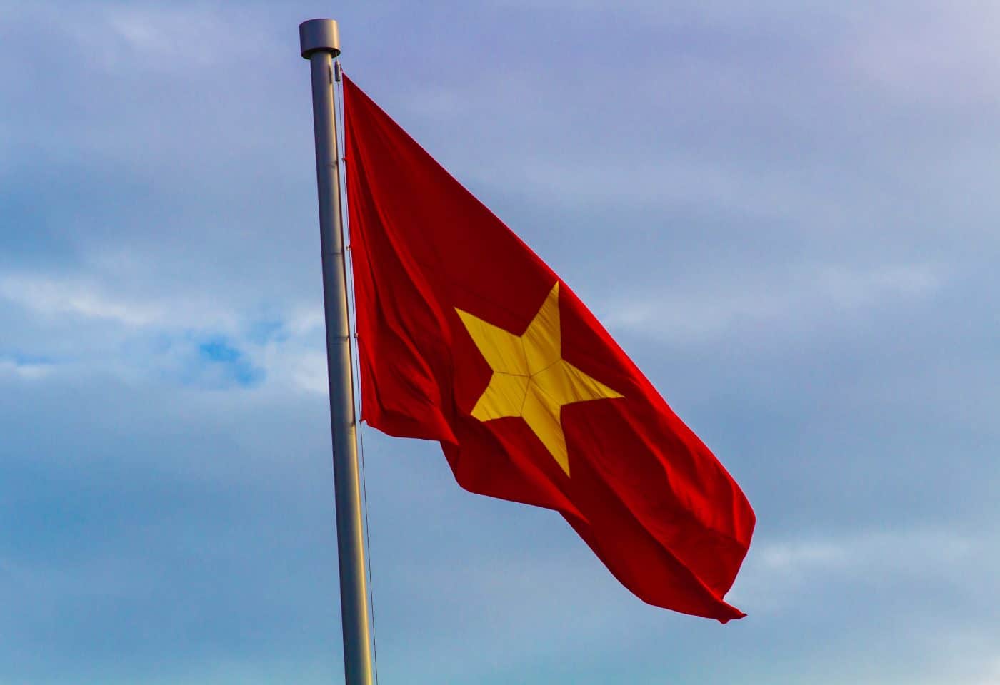 Drapeau vietnamien flottant à l'air libre