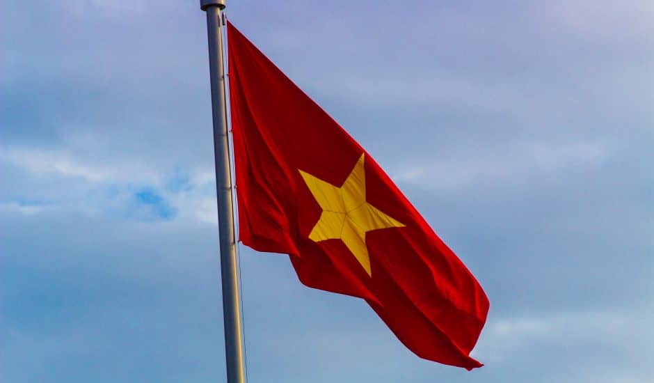 Drapeau vietnamien flottant à l'air libre