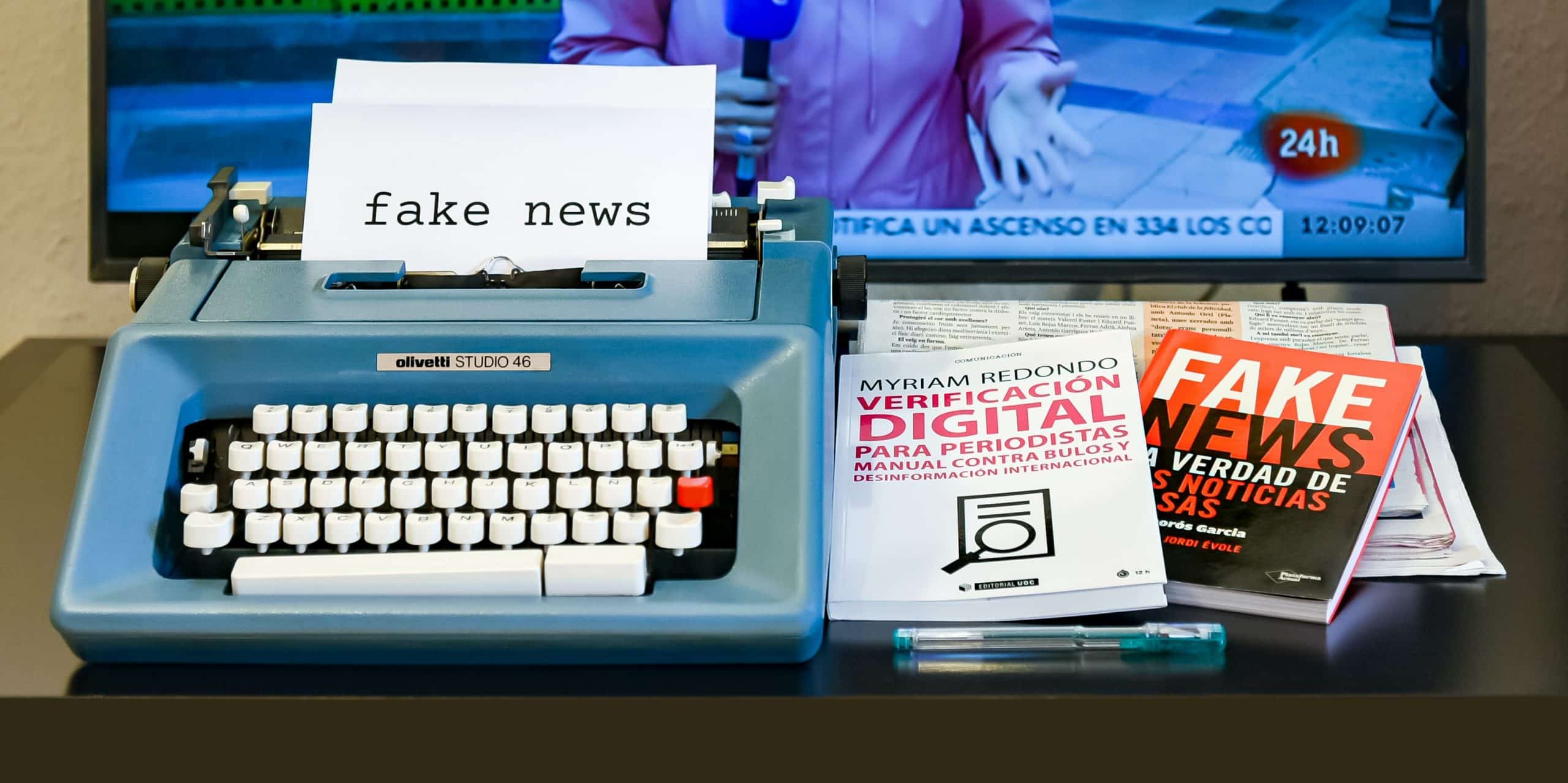 Une machine a écrire avec des revues titrées « fake news »