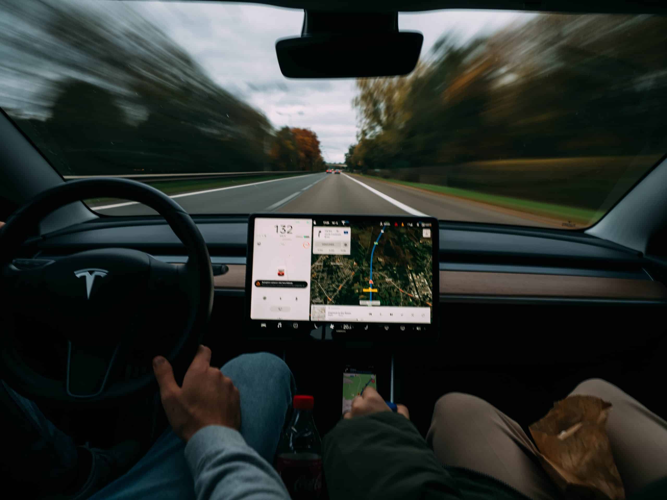 Le tableau de bord d'un véhicule Tesla.
