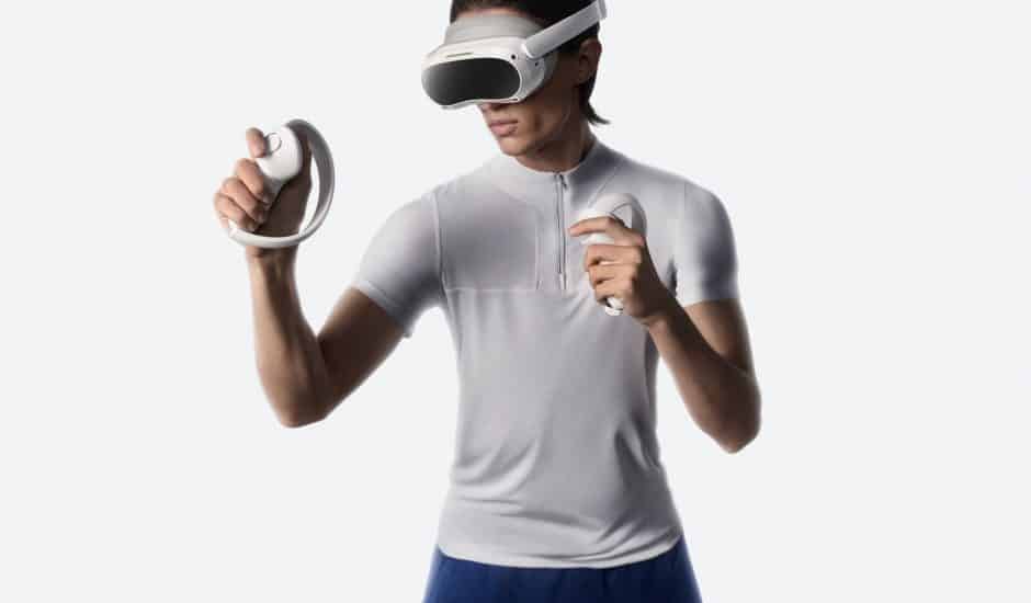 Un homme porte le casque VR Pico 4.