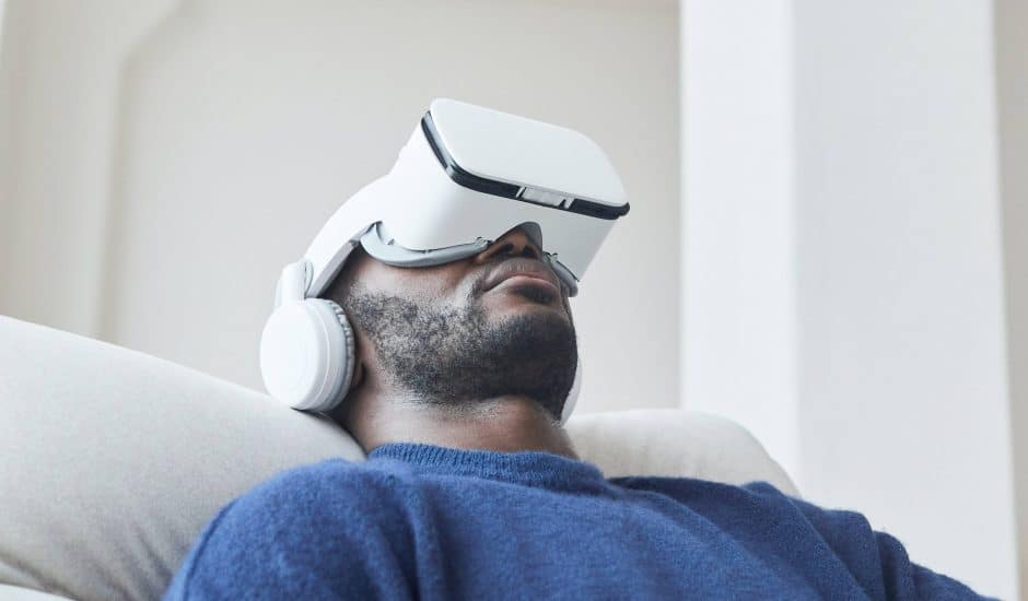 Un homme se repose avec un casque de réalité virtuelle.