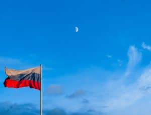 Le drapeau de la Russie en train de flotter.