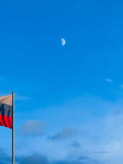 Le drapeau de la Russie en train de flotter.