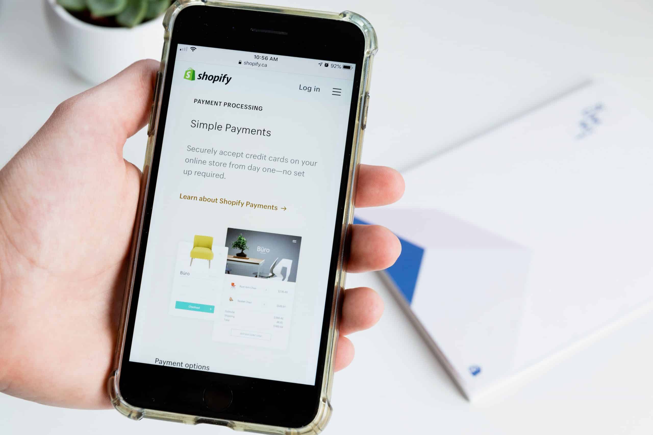 Un smartphone ouvert sur Shopify.