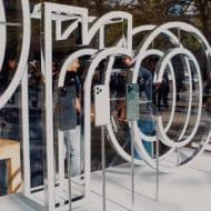 iPhone 11 Pro en devanture de l'Apple Store Champs-Élysées, en 2019.