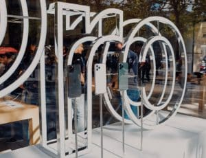 iPhone 11 Pro en devanture de l'Apple Store Champs-Élysées, en 2019.