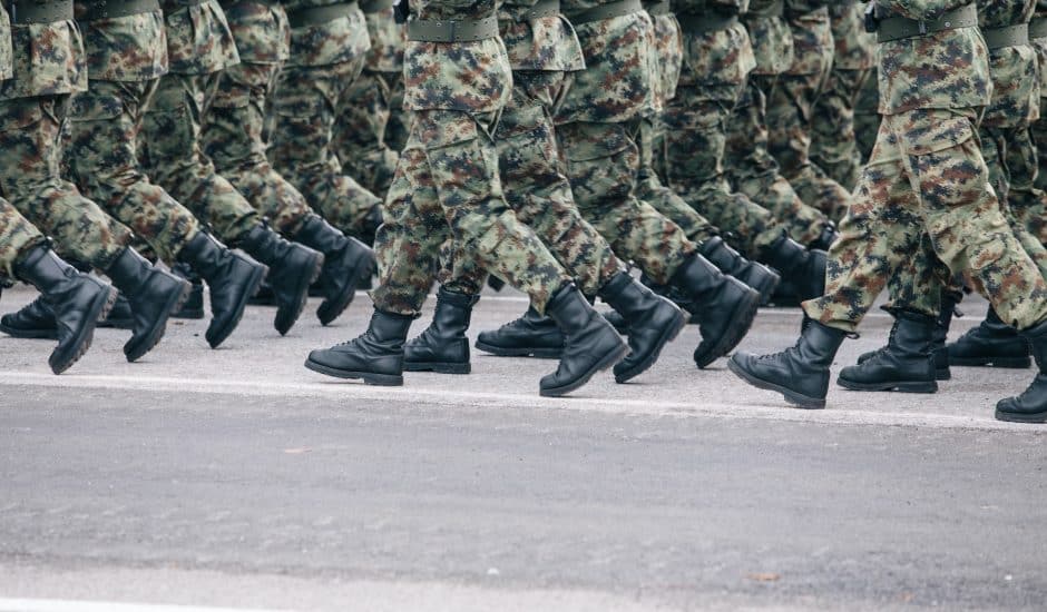 Un groupe de soldats au pas.