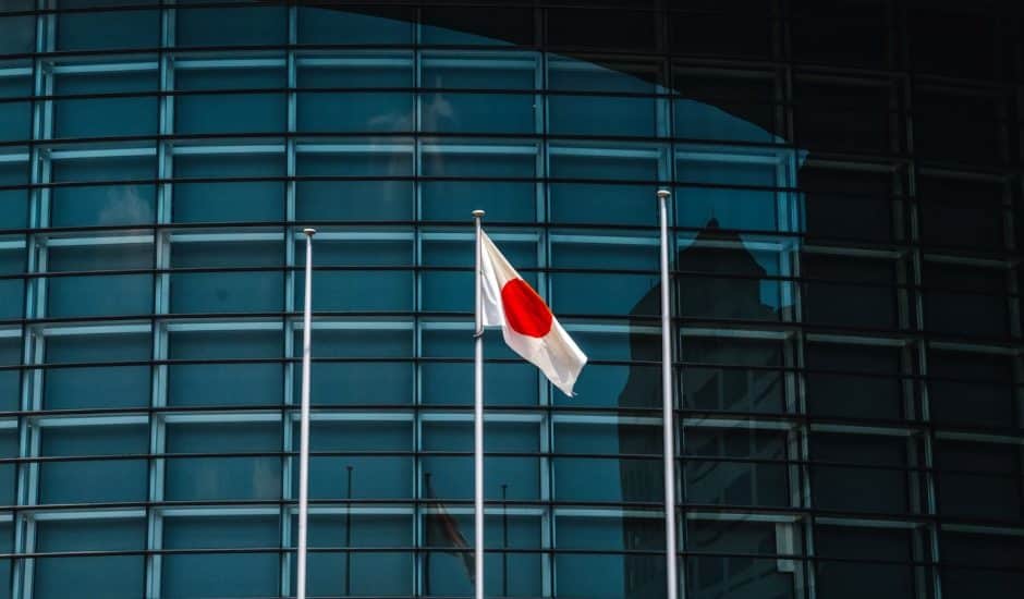Drapeau japonais devant un bâtiment.