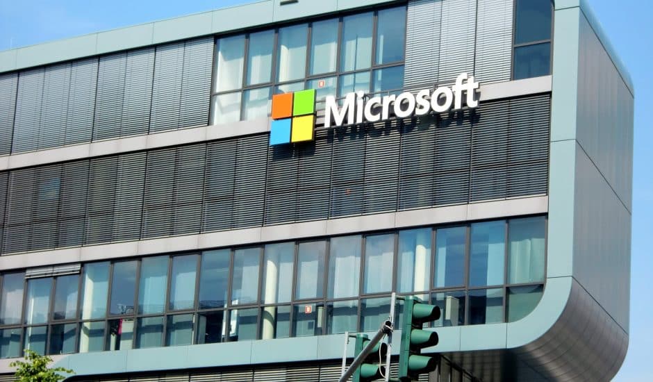Logo de Microsoft sur un bâtiment.