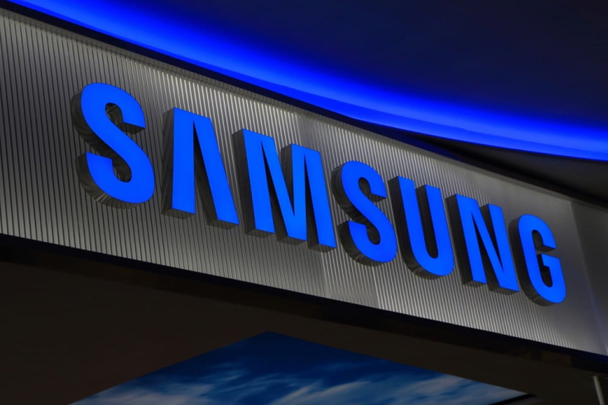 Logo Samsung apposé à une devanture.