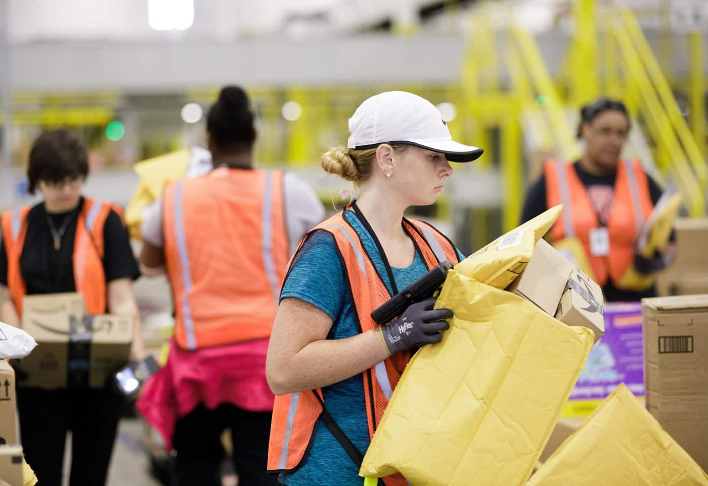 Des employées dans un entrepôt d'Amazon.
