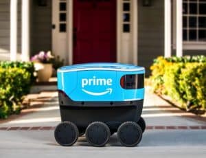 Le robot Amazon Scout sur un trottoir.