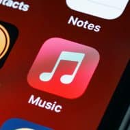 Photo de l'application Apple Music sur l'écran d'accueil d'un iPhone