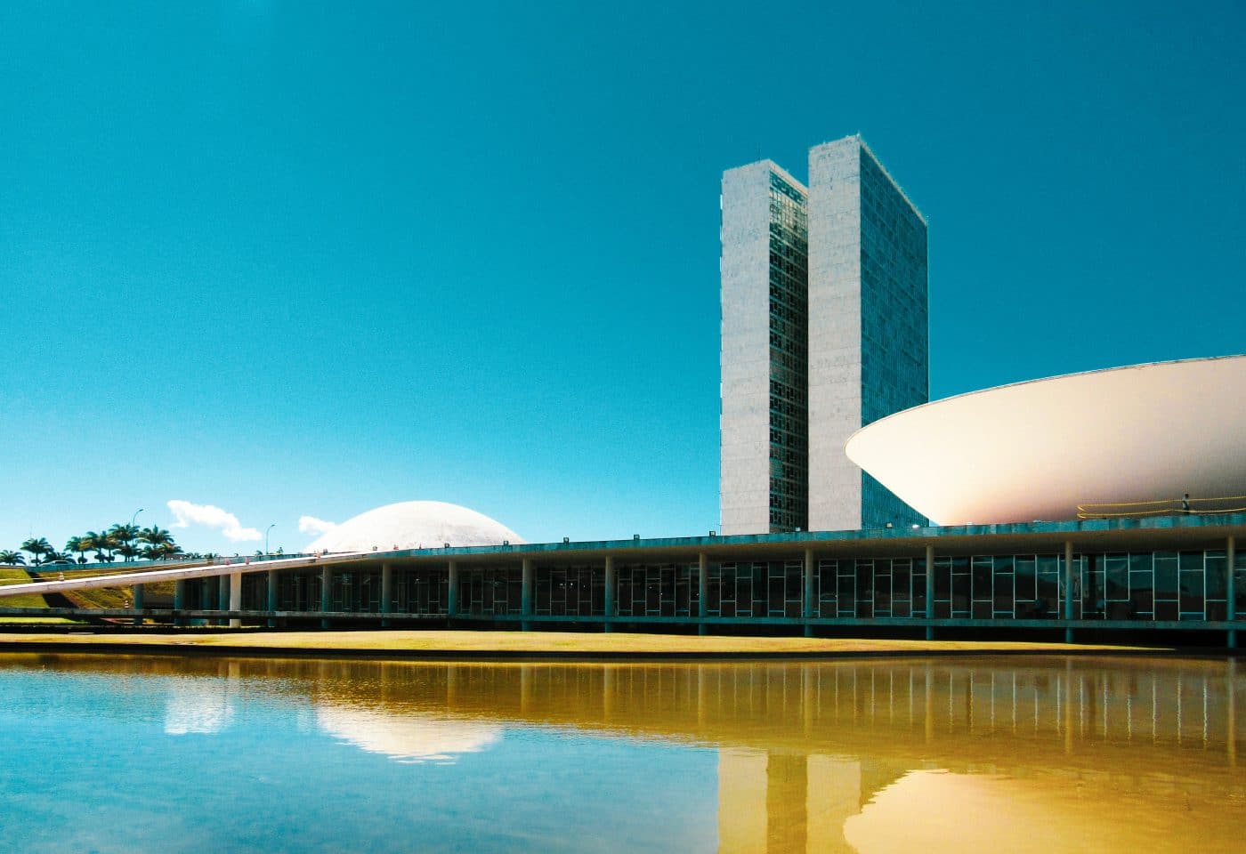 Le Congrès national du Brésil sous le soleil