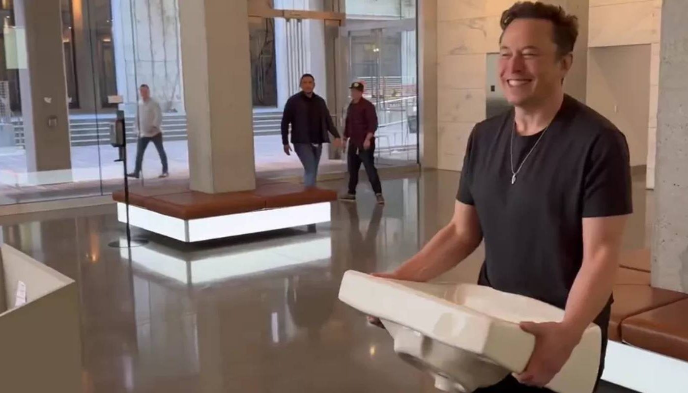 Elon Musk dans le siège social de Twitter, tenant un lavabo.