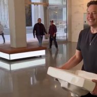Elon Musk dans le siège social de Twitter, tenant un lavabo.