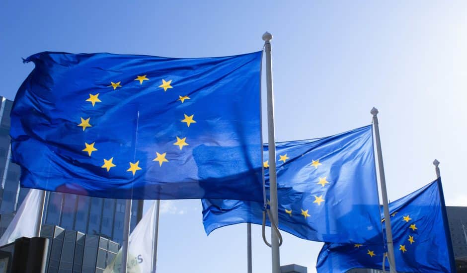 Des drapeaux européens.