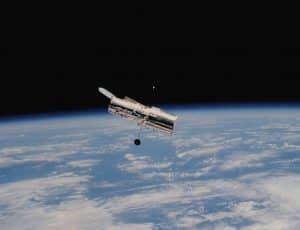Photographie montrant le télescope Hubble en orbite autour de la terre