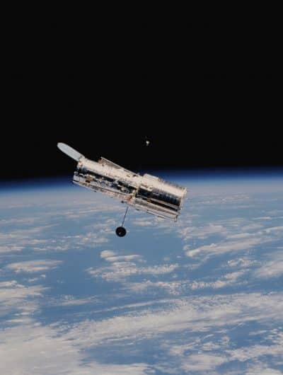 Photographie montrant le télescope Hubble en orbite autour de la terre