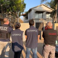 4 policiers de dos, en Afrique du Sud, dans le cadre d'une mission d'interpol