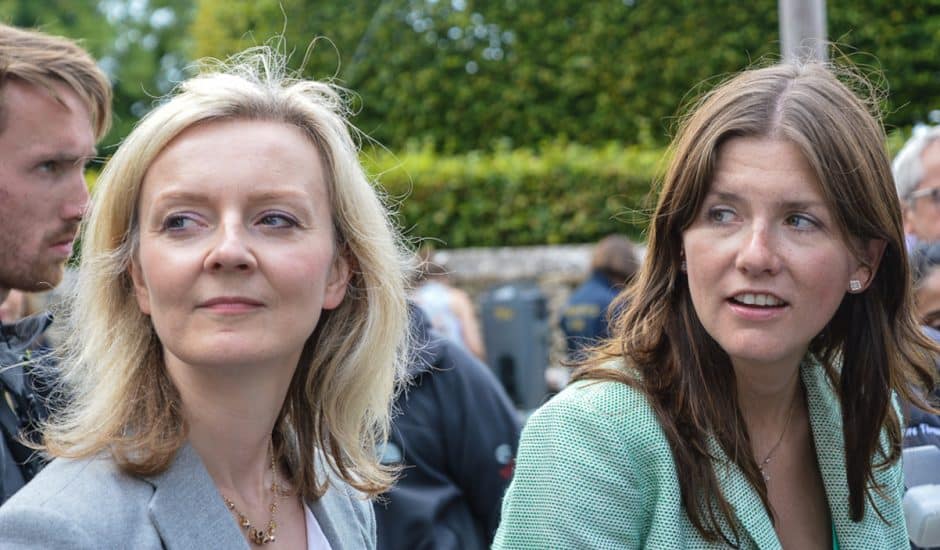 La nouvelle Première ministre britannique Liz Truss, en gris, et sa secrétaire d'État au numérique Michelle Donelan, en vert.