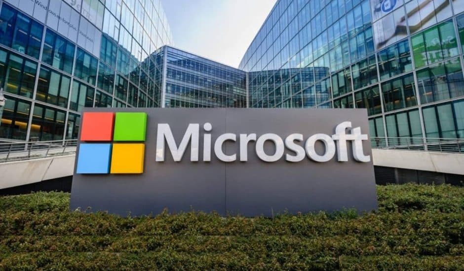Le logo de Microsoft devant des immeubles.