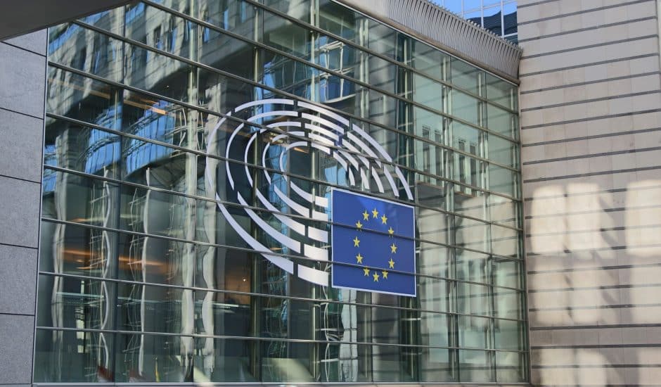 Photographie de la devanture du Parlement européen.