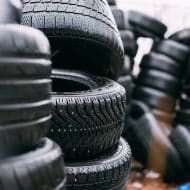 pile de pneus usés