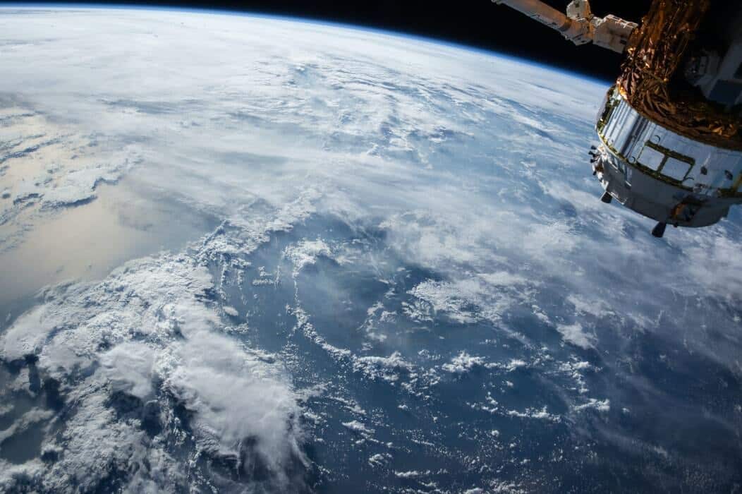 Photographie d'un satellite au-dessus de la Terre.