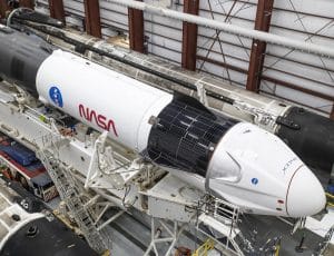 Un lanceur Falcon 9 et la capsule Crew Dragon.