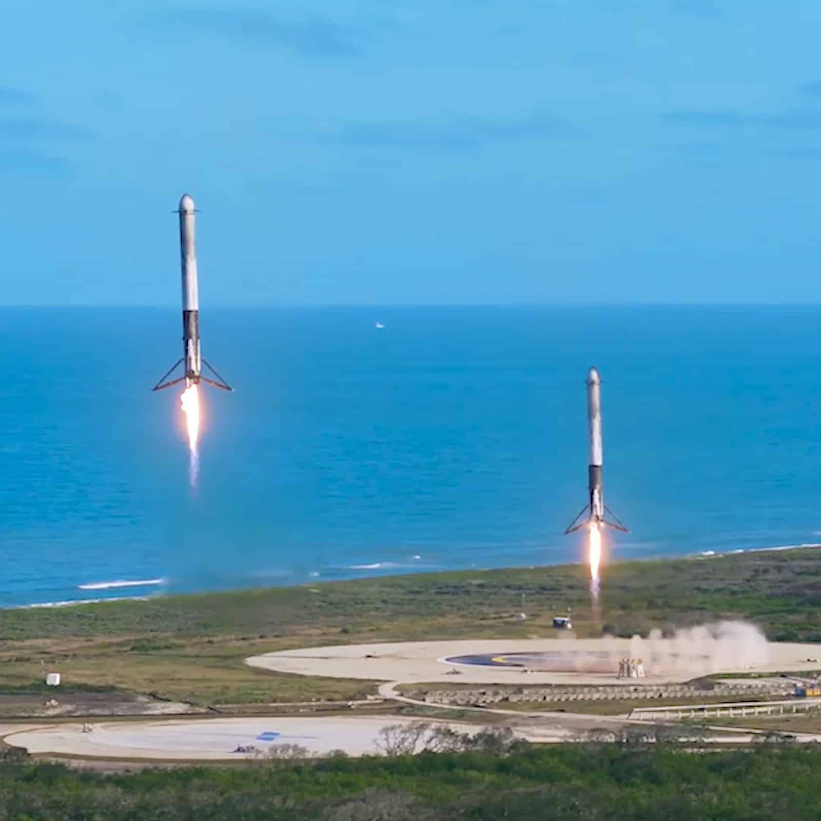 Des Falcon 9 en train d'atterrir après un lancement.