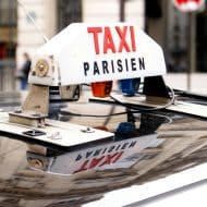 Le lumineux d'un taxi parisien.
