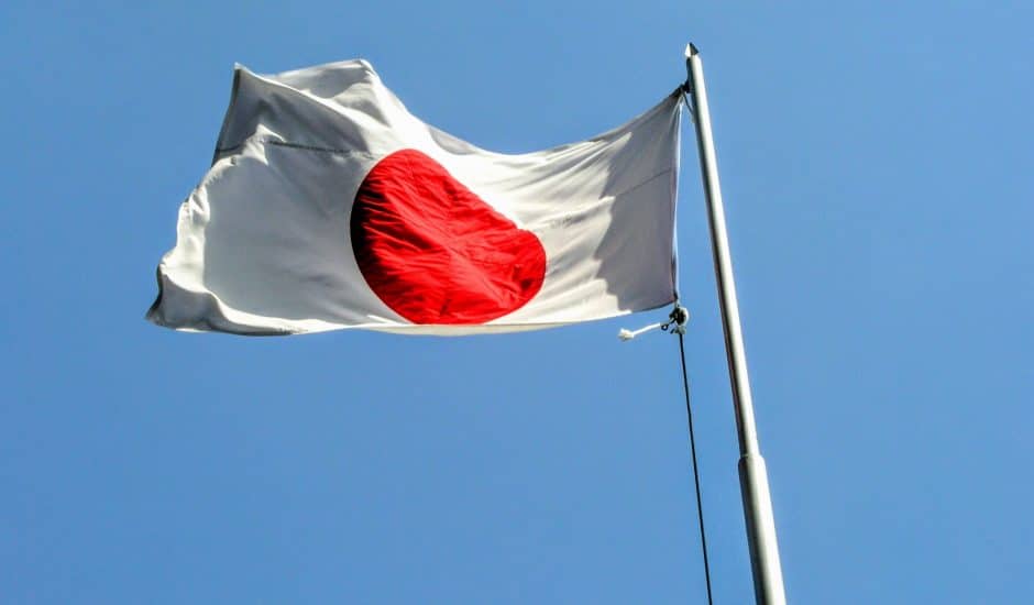 Drapeau du Japon flottant dans les airs.