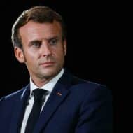 Emmanuel Macron devant un fond noir.