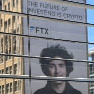 Les bureaux de FTX avec le visage de SBF en reflet