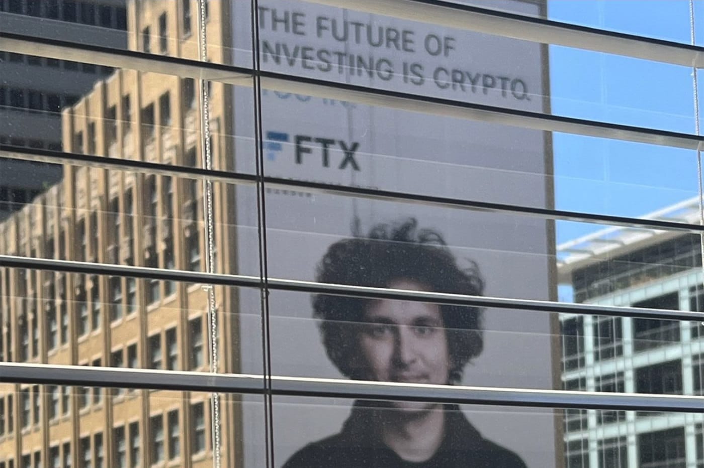 Les bureaux de FTX avec le visage de SBF en reflet