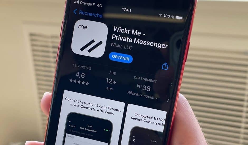 Photographie d'un écran de téléphone avec l'application de messagerie Wickr ouverte.
