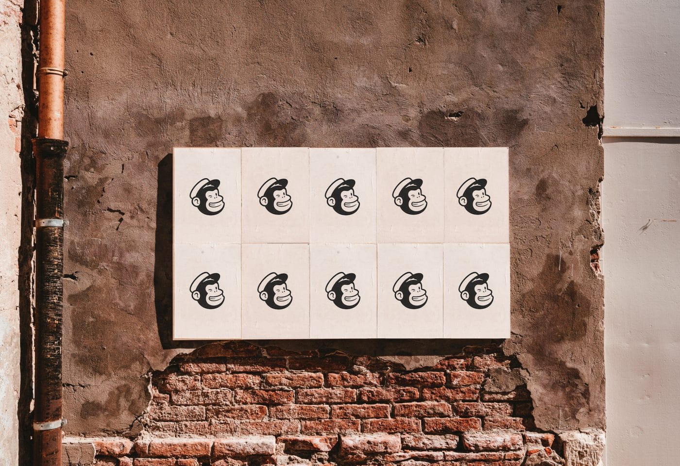 Un mur avec le logo de Mailchimp.