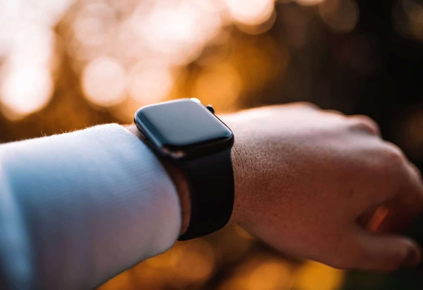 Montre connectée Apple Watch portée au poignet gauche.